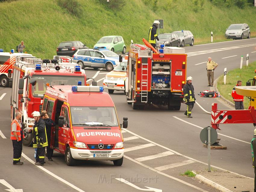 Schwerer Unfall mit Reisebus Lohmar Donrather Dreieck P438.JPG